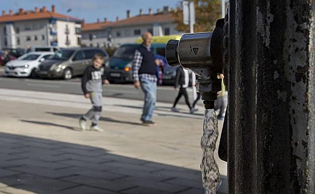 Una fuente de agua en una calle de Usurbil