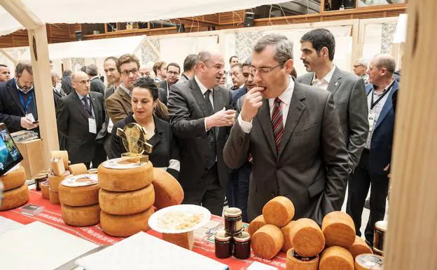 Autoridades guipuzcoanas degustan queso Idiazabal en el Palacio de Miramar. 