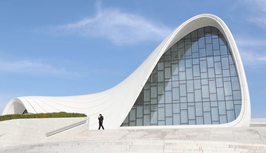 El centro Heydar Aliyev de Azerbaiyán, elaborado en 2007 por la arquitecta anglo-iraquí Zaha Hadid, acoge los eventos más importantes de la ciudad. Es una amplia estructura que incluye el centro de congresos, un museo, salas de exposiciones y oficinas administrativas. 