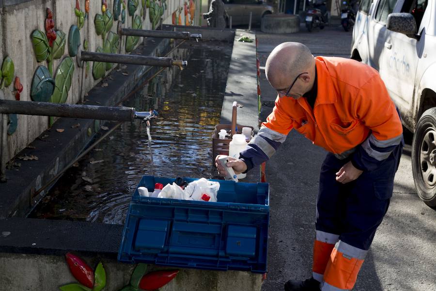 Un técnico de Aguas del Añarbe toma muestras en Usurbil. 