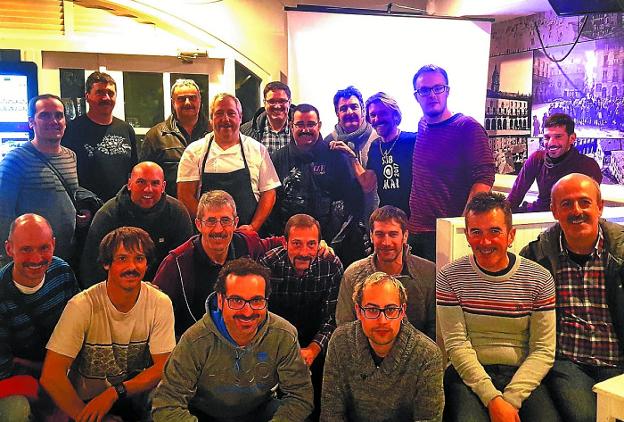 MovemBer. Asistentes a la charla del médico Gurutz Orbe la pasada semana en el Bule. 