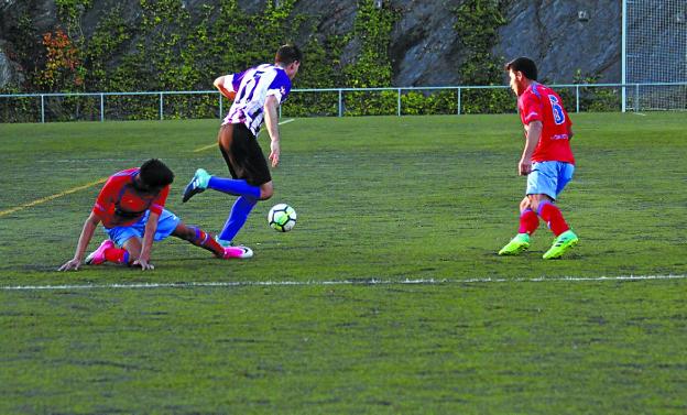 Carrera con el balón. Jugador del Mondra sigue a la carrera en busca del gol. 