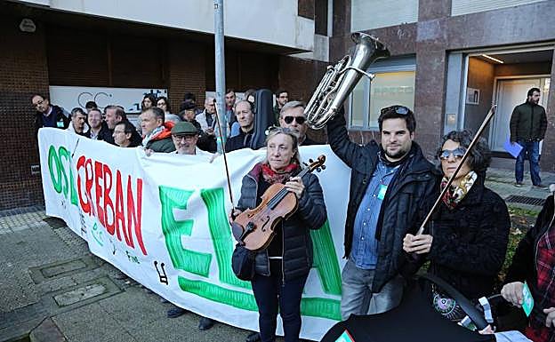 Los trabajadores de la OSE se han concentrado ante la sede del Consejo de Relaciones Laborales (Preco) de San Sebastián..