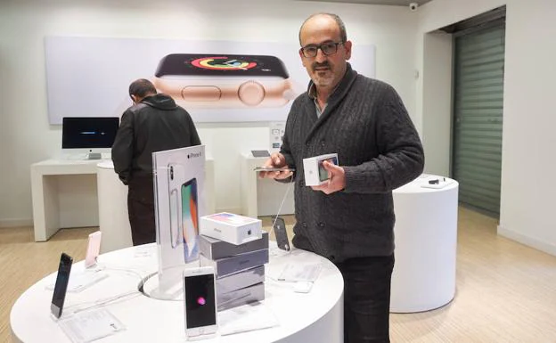 Jon Ander Jauregi, de la tienda Sicos de Donostia, posa junto a las últimas novedades tecnológicas. 