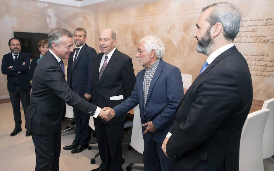 Los empresarios galardonados este año han sido Félix Lascaray, de LEA, propuesto por SEA; Martín Ceballos, de Talleres Marel, propuesto por CEBEK; Antxon Garmendia, de Plastigaur, a propuesta de Adegi, y Juan Félix Palacios, de Loire Gestam, propuesto por Fundación Bidetik.