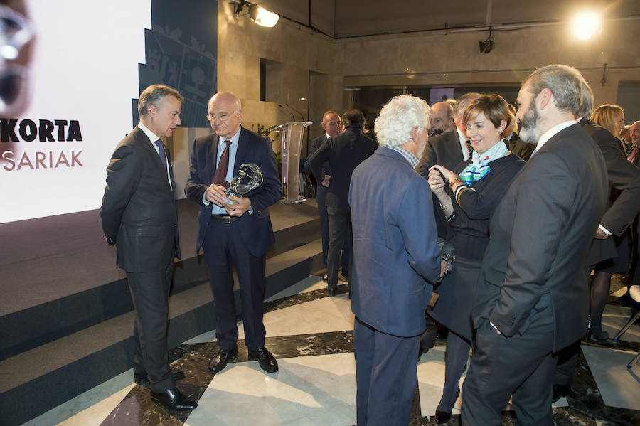 Los empresarios galardonados este año han sido Félix Lascaray, de LEA, propuesto por SEA; Martín Ceballos, de Talleres Marel, propuesto por CEBEK; Antxon Garmendia, de Plastigaur, a propuesta de Adegi, y Juan Félix Palacios, de Loire Gestam, propuesto por Fundación Bidetik.