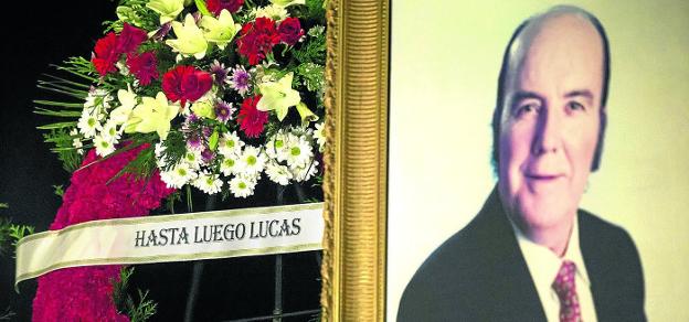 Una fotografía de Chiquito junto a una corona de flores en la capilla ardiente del cómico malagueño, el pasado día 11. 