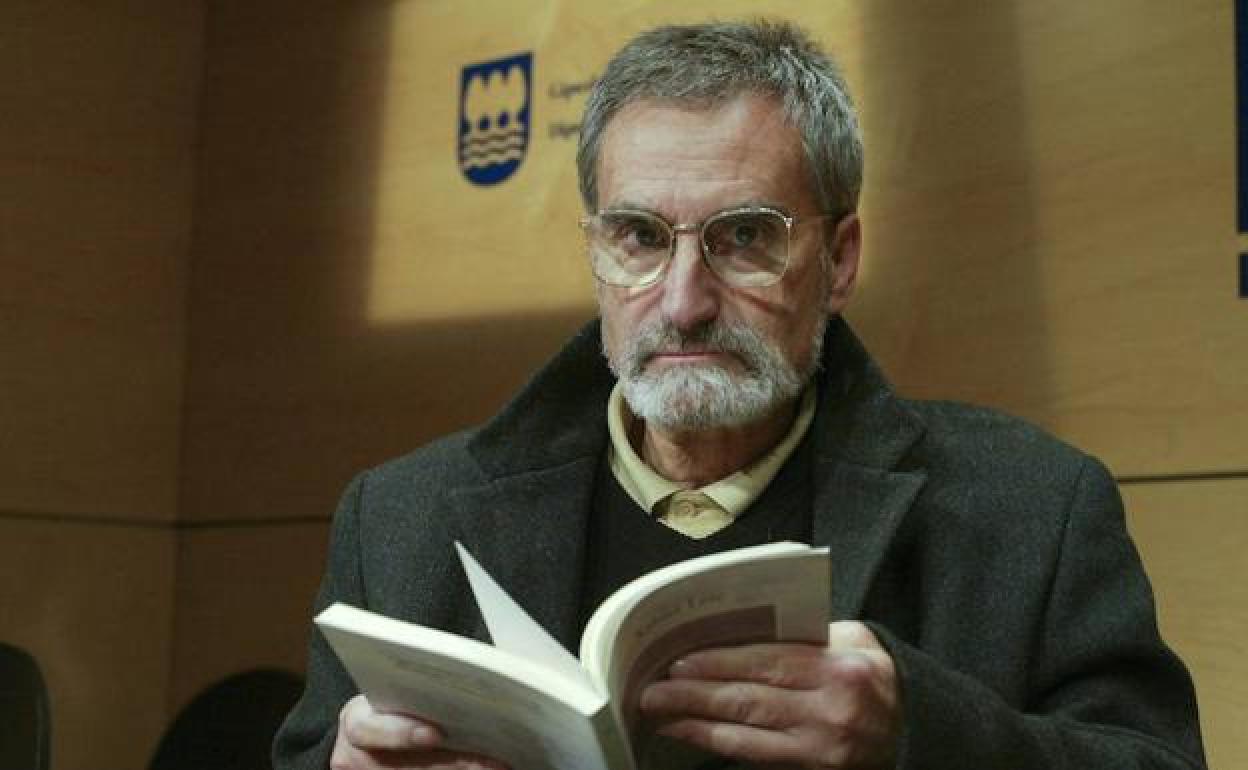 Xabier Lete 2008ko azaroaren azken egunetan, 'Egunsentiaren esku izoztuak' aurkeztu zuen egunean.