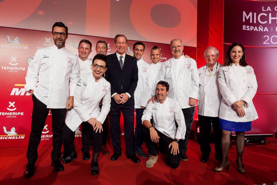 Once restaurantes españoles ostentan desde hoy tres estrellas Michelin, tras las recibidas por Aponiente, de El Puerto de Santa María (sur de España), y ABaC, de Barcelona (noreste). En una gala celebrada en un hotel de la localidad de Guía de Isora (Tenerife, Islas Canarias) en la que se presentó la edición 2018 de la Guía Michelin de España y Portugal, el director internacional de la publicación, Michael Ellis, destacó que el reparto de estrellas demuestra que la gastronomía de España y Portugal "continúa en un espléndido momento".