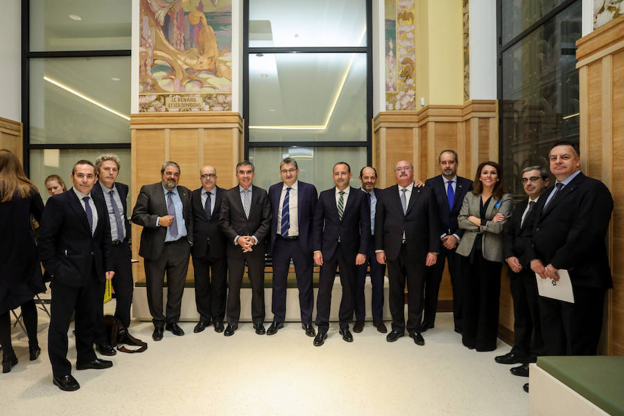 Acto de entrega de los Premios Aquí Europa-Vocento. De izquierda a derecha, Alfonso R. Aldeyturriaga (Colpisa), Alberto Aguirre de Cárcer (La Verdad), Carlos Aganzo (El Norte de Castilla), José Miguel Santamaría (El Correo), Iñaki Arechabaleta, Óscar Campillo, Manuel Castillo (Sur), José Luis Prusén (La Rioja), Eduardo Peralta (Ideal), Agustín Pery (ABC), Pilar Sainz, Marcelino Gutiérrez (El Comercio) e Íñigo Noriega (El Diario Montañés)