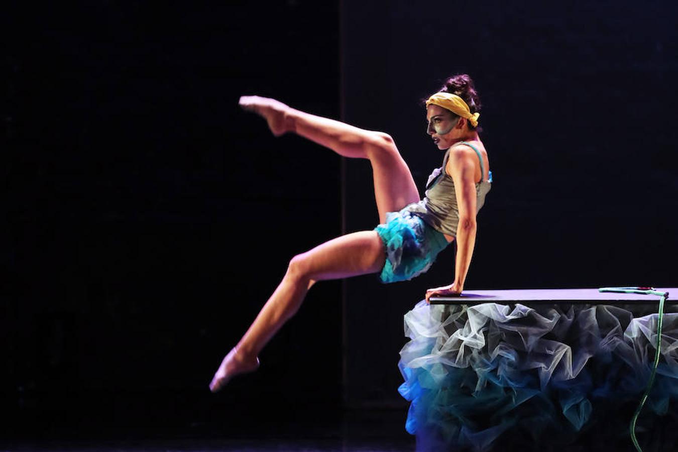 La obra de danza 'Alicia' se ha presentado este miércoles en Santiago, Chile. A sido Mathieu Guilhaumon, coreógrafo y director artístico del Ballet Nacional Chileno, quien ha ideado esta obra inspirada en el famoso cuento de Lewis Carroll, 'Alicia en el País de Maravillas'. 