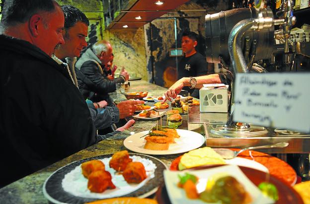 Pinchos. El jurado acude a los bares participantes. 