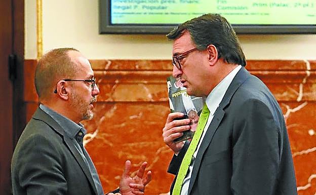 Carles Campuzano (PDeCAT) y Aitor Esteban (PNV) conversan en los pasillos del Congreso.
