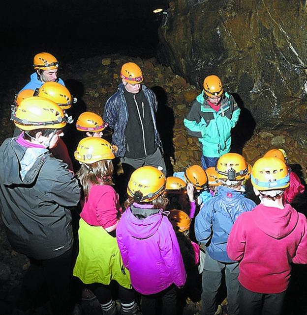 Un grupo de menores en su visita a las cuevas.