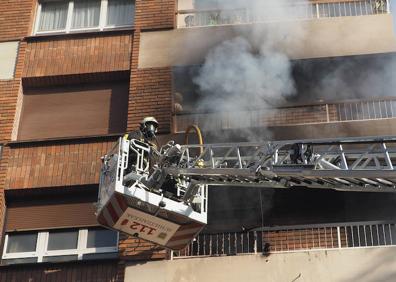 Imagen secundaria 1 - Los bomberos rescatan a una persona de una vivienda en llamas en Elgoibar