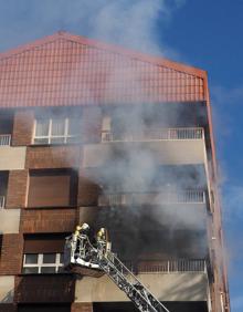 Imagen secundaria 2 - Los bomberos rescatan a una persona de una vivienda en llamas en Elgoibar