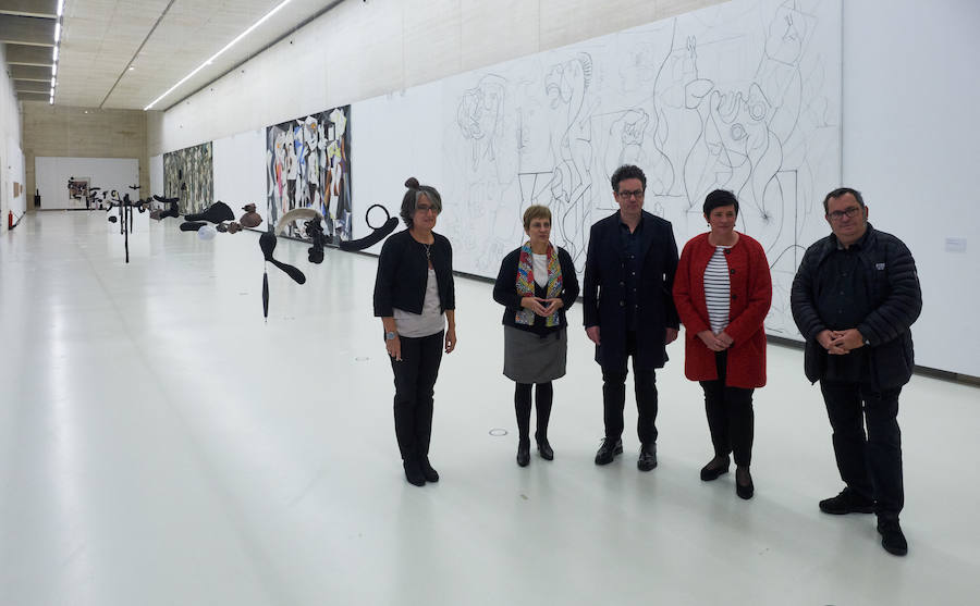 El Museo San Telmo acoge una exposición del artista donostiarra José Ramón Amondarain en la que no podrá exhibir ocho grandes lienzos sobre el proceso creativo de la obra a causa de las leyes de propiedad intelectual