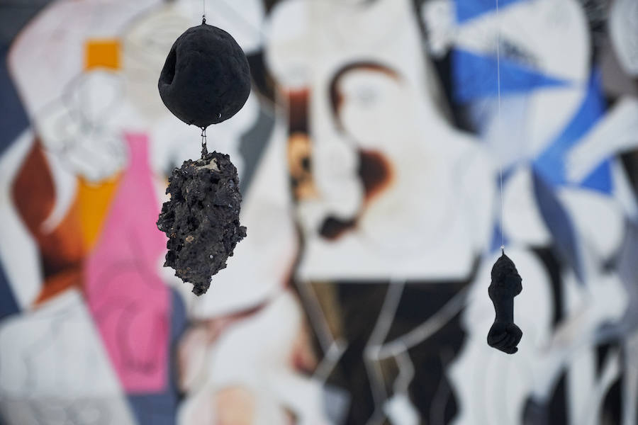 El Museo San Telmo acoge una exposición del artista donostiarra José Ramón Amondarain en la que no podrá exhibir ocho grandes lienzos sobre el proceso creativo de la obra a causa de las leyes de propiedad intelectual