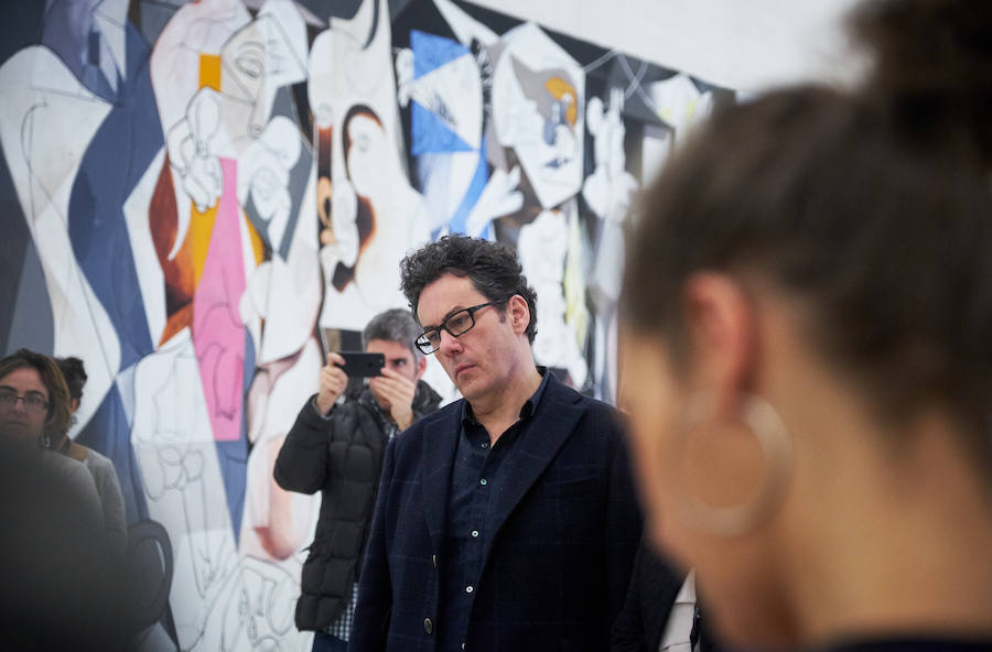 El Museo San Telmo acoge una exposición del artista donostiarra José Ramón Amondarain en la que no podrá exhibir ocho grandes lienzos sobre el proceso creativo de la obra a causa de las leyes de propiedad intelectual