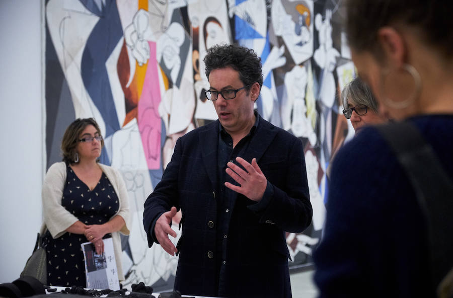 El Museo San Telmo acoge una exposición del artista donostiarra José Ramón Amondarain en la que no podrá exhibir ocho grandes lienzos sobre el proceso creativo de la obra a causa de las leyes de propiedad intelectual