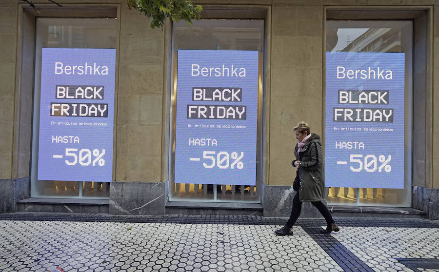 Decenas de establecimientos donostiarras presentan ofertas con motivo del 'Black Friday'