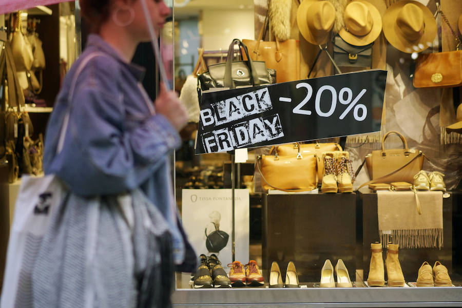Decenas de establecimientos donostiarras presentan ofertas con motivo del 'Black Friday'