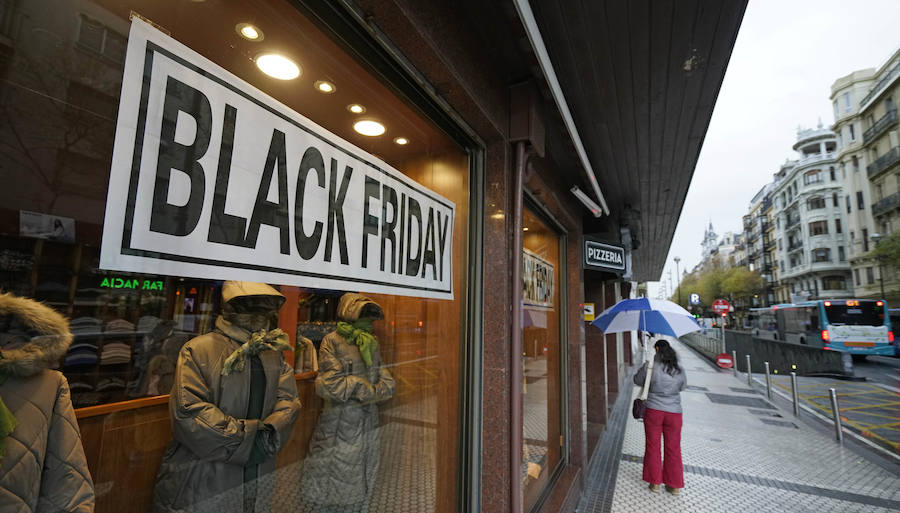 Decenas de establecimientos donostiarras presentan ofertas con motivo del 'Black Friday'