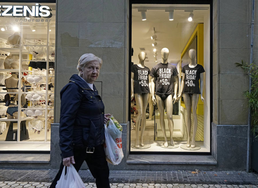 Decenas de establecimientos donostiarras presentan ofertas con motivo del 'Black Friday'