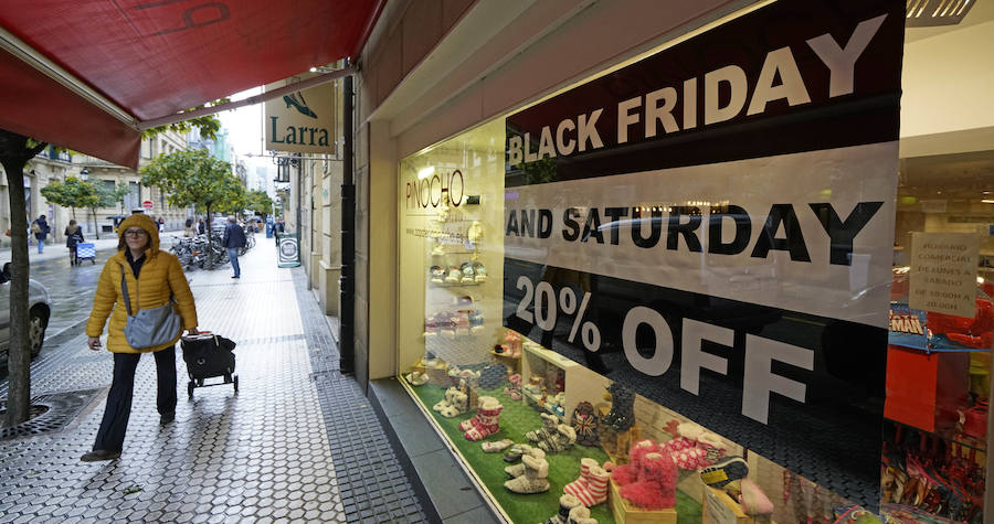 Decenas de establecimientos donostiarras presentan ofertas con motivo del 'Black Friday'