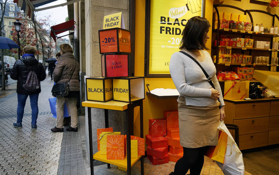 Decenas de establecimientos donostiarras presentan ofertas con motivo del 'Black Friday'