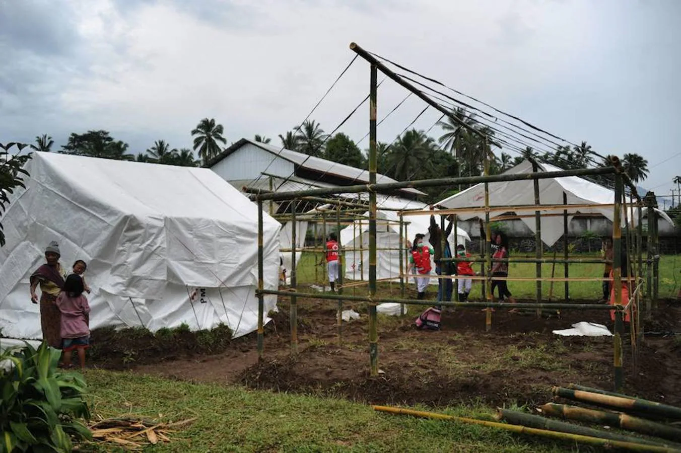 Miles de personas que viven a la sombra del volcán Agug, en la isla indonesia Bali, han huido de su hogar ya que existe la posibilidad de su primera erupción en más de 50 años. El monte Agung expulsó humo a más de 700 metros sobre su cumbre el pasado martes 21, provocando un éxodo de los asentamientos de la zona. Los ciudadanos se preparan para una posible gran erupción.