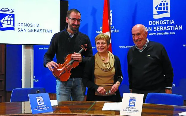 Enekoitz Martínez, Miren Azkarate y Urko presentaron la iniciativa.