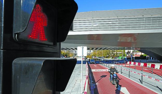 Aspecto de la travesía abierta bajo la estación-puente. 