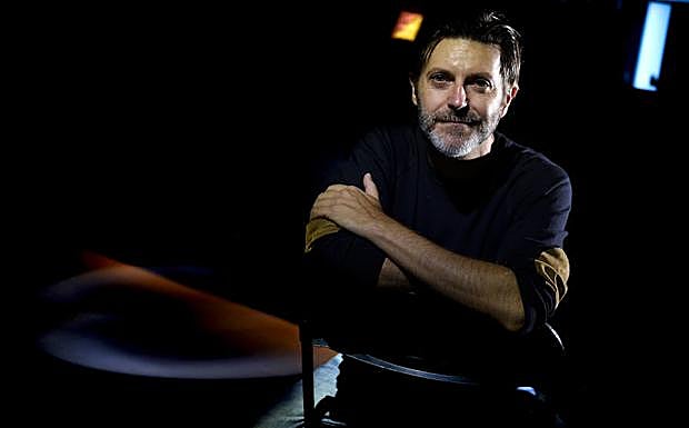 Paco Roca posa en la sala madrileña Siroco antes de presentar 'Confesiones de un hombre en pijama'. 