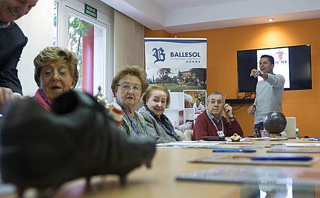 Imagen principal - Conversaciones de fútbol contra el Alzhéimer