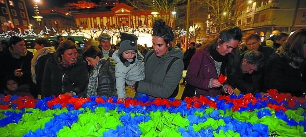 Popular. El año pasado los participantes pudieron completar un mural florido y en esta edición las manos tomarán protagonismo en una cita abierta. 