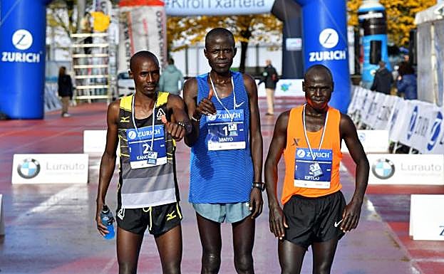 El podio del XL Zurich Maratón de San Sebastián.