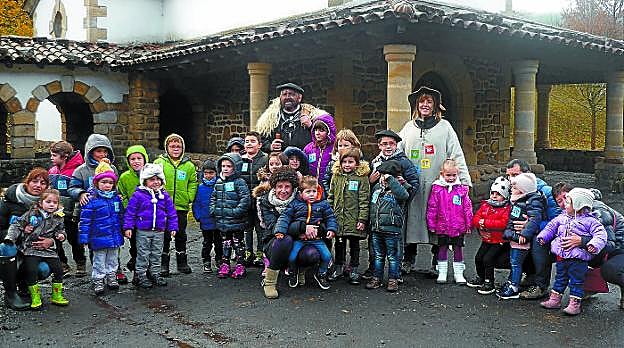 Cuadrilla de niños durante la entrañable cita con Olentzero, ayer por la mañana, en la ferrería de Mirandaola. 