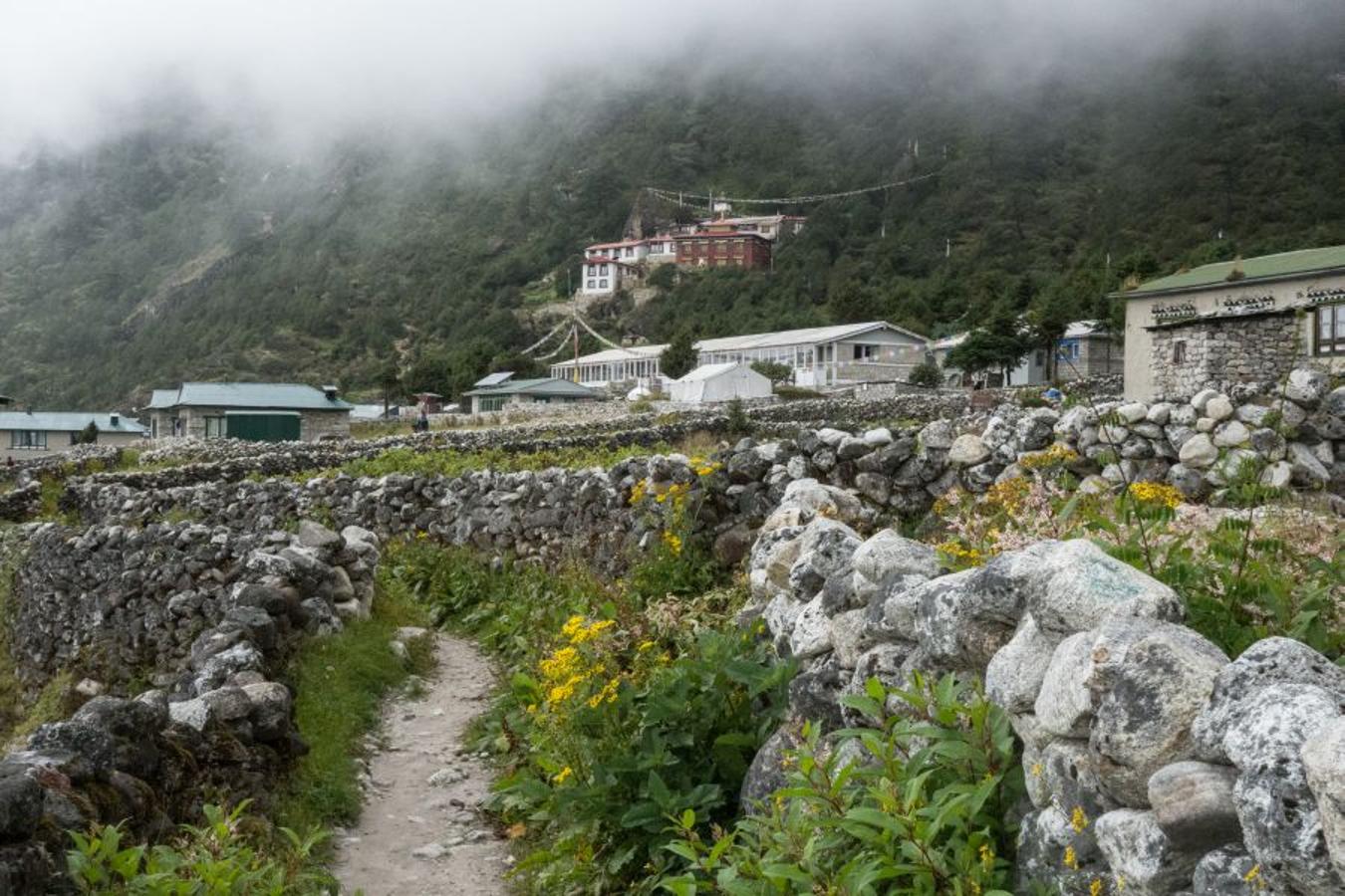 Acceder hasta localidades de Khumde y Khumjung, que sobrepasan los 3.800 metros de altura, y pasear por sus 'calles' es una buena opción para aclimatar en el tercer día de trekking.