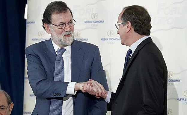 Rajoy y Alonso, en el desayuno de este lunes en Madrid. 