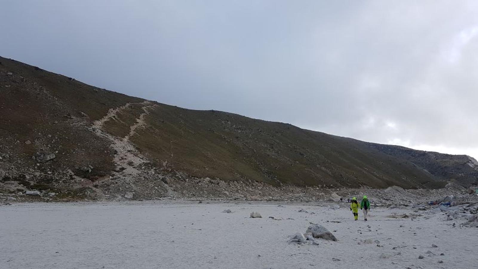 Tras dos horas de caminata por zonas rocosas, llegar a Gorak Shep significa que el objetivo anda cerca. Tres horas separan el Campo Base de este conjunto de lodges. La altura hace que el camino se torne difícil pero la vistas y sobre todo alcanzar ese lugar del que zarpan las expediciones a la cima del techo del mundo, te hace sacar fuerzas.