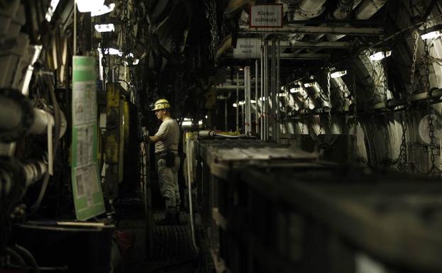 Un minero trabaja en una mina de carbón.