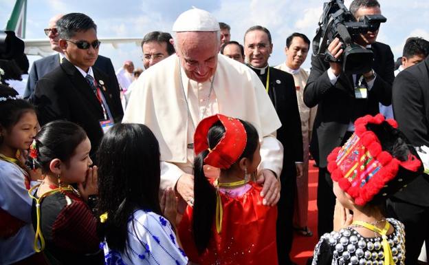 El Papa saluda a unos niños ataviados con trajes tradicionales a su llegada a Rangún (Birmania).