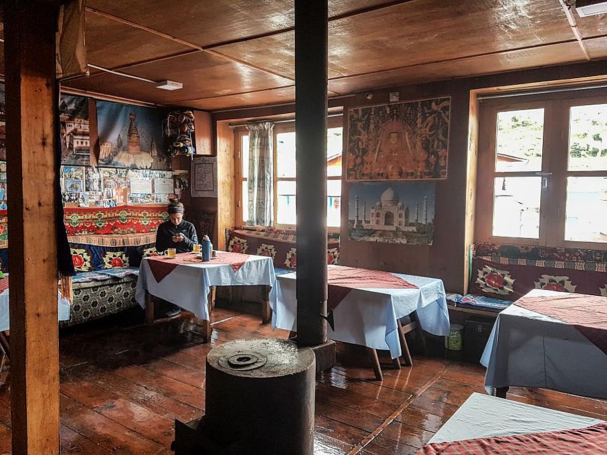 Con la segunda etapa comienza el desnivel positivo, un recorrido que finaliza con dos horas de continua subida que nos hará cruzar por varios puentes tibetanos hasta llegar a la capital de los sherpas: Namche Bazaar.