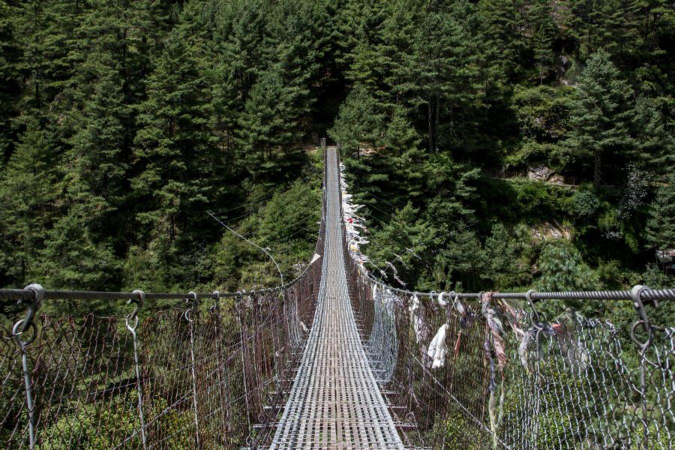 Con la segunda etapa comienza el desnivel positivo, un recorrido que finaliza con dos horas de continua subida que nos hará cruzar por varios puentes tibetanos hasta llegar a la capital de los sherpas: Namche Bazaar.