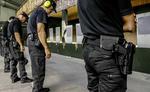 El Gobierno Vasco descarta finalmente que los ertzainas lleven su arma fuera de servicio
