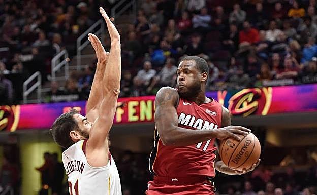 Calderón defiende durante el partido. 