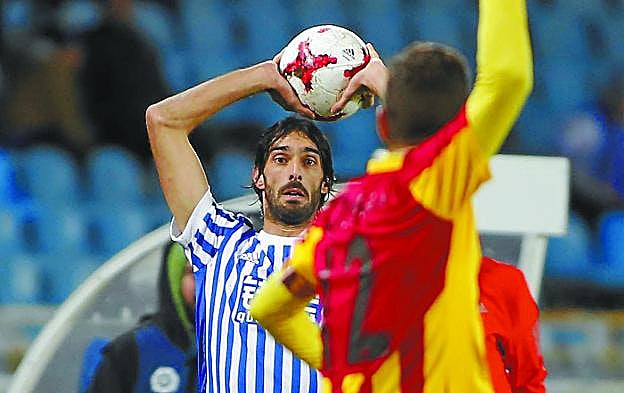Once meses después. Carlos Martínez se dispone a efectuar un saque de banda durante el choque de ayer en Anoeta. 