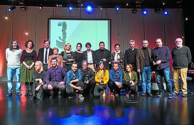 Premiados, autoridades y representantes institucionales posan al final de la gala de premios, celebrada anoche en el auditorio de Musikene, en Donostia.