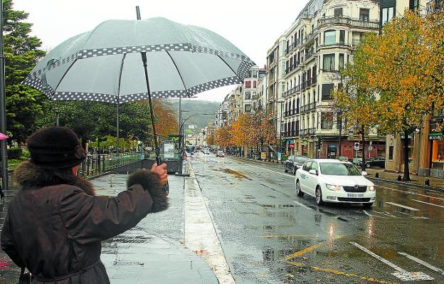 Los taxis de Donostia solo atendieron ayer servicios mínimos de emergencia y secundaron el paro en el sector. 